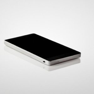 czy można używać telefonu podczas ładowania